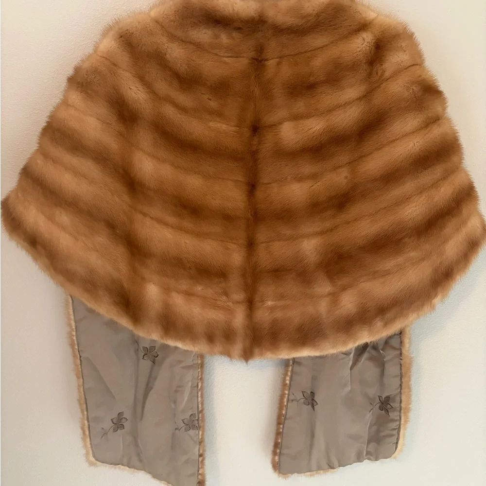 Luxurious Tan Fur Cape - Picture 4 of 4